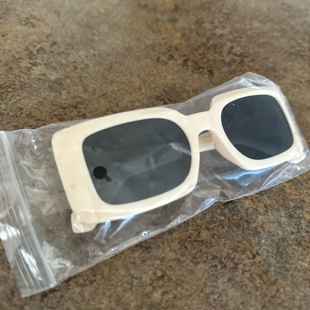 Rectangular Frame Sunglasses - Picture 2 of 3